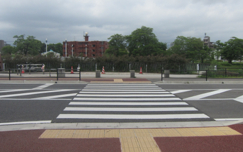 階段を降りたあとの横断歩道