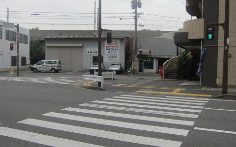 横断歩道をわたる